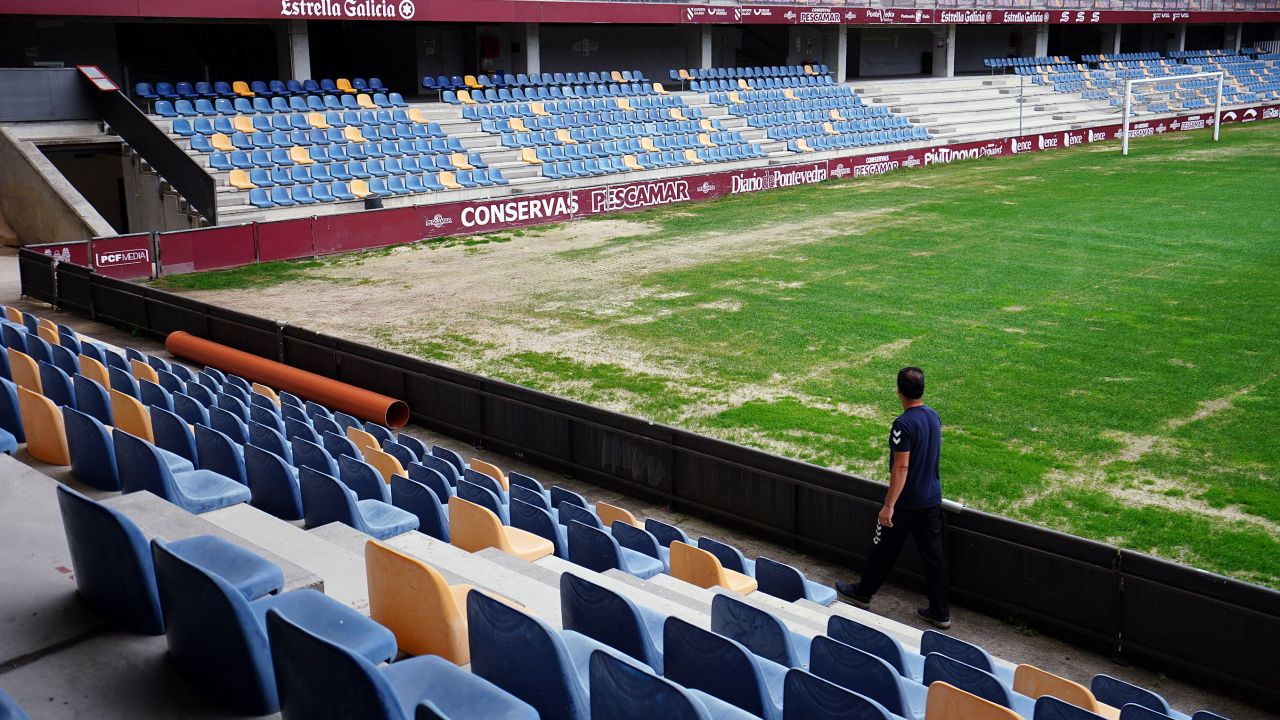 Zonas deterioradas del césped de Pasarón, vistas desde la grada en septiembre de 2026.